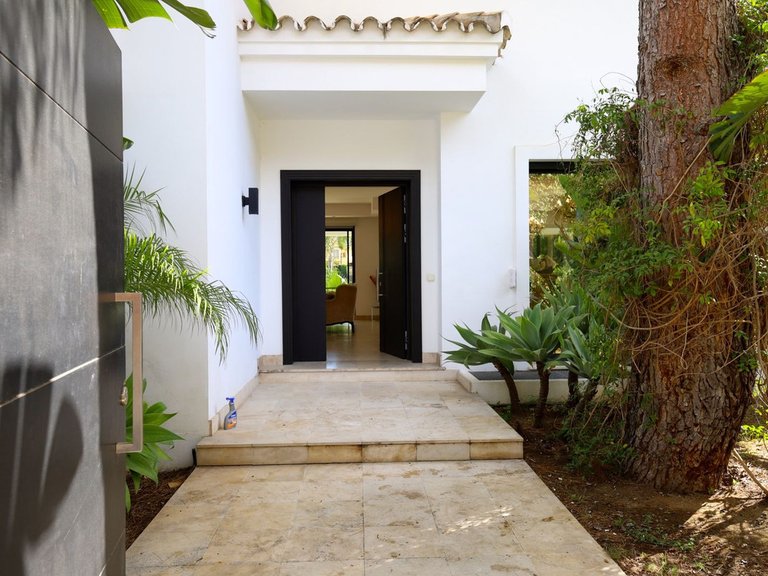Villa for Sale in Nueva Andalucía, Malaga 2