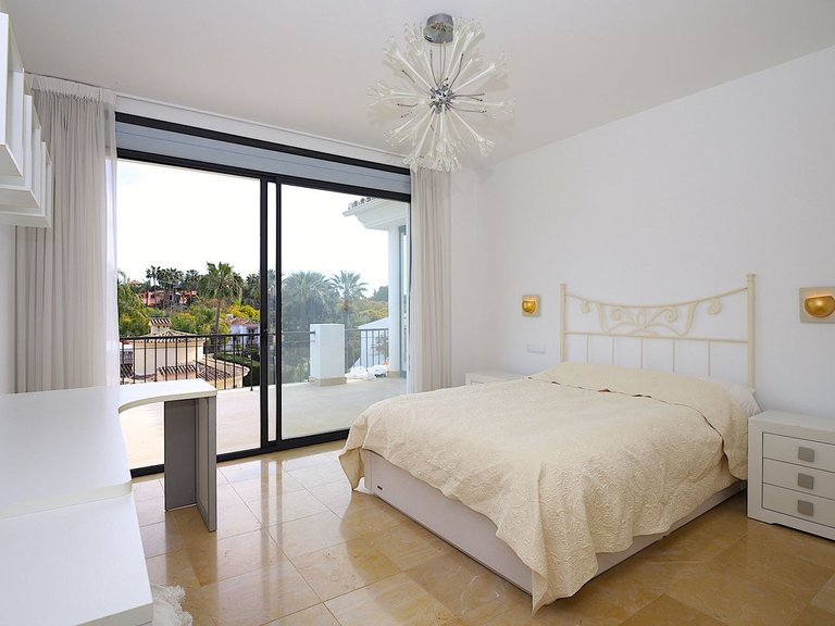 Villa for Sale in Nueva Andalucía, Malaga 28