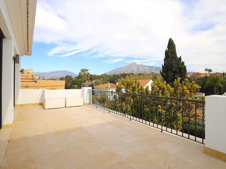 Villa for Sale in Nueva Andalucía, Malaga 29