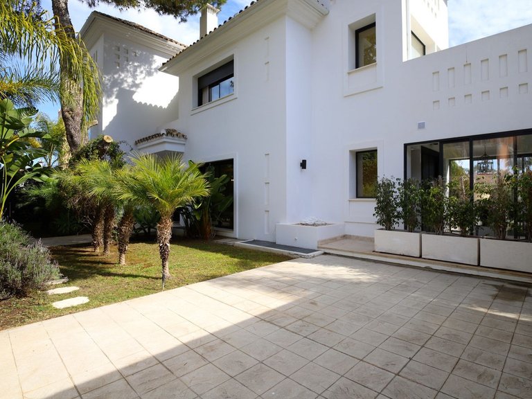 Villa for Sale in Nueva Andalucía, Malaga 3