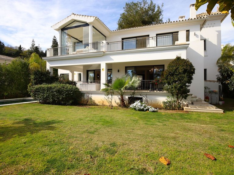 Villa for Sale in Nueva Andalucía, Malaga 5