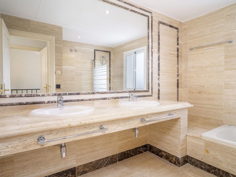 Apartment for Sale in Marbella, Malaga 34
