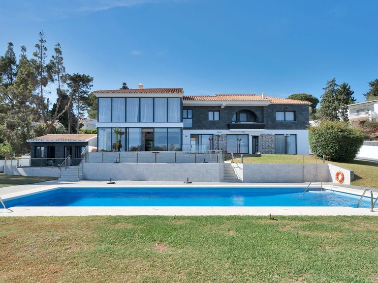 Villa for Sale in El Chaparral, Malaga 1
