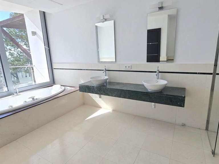 Villa for Sale in The Golden Mile, Malaga 11