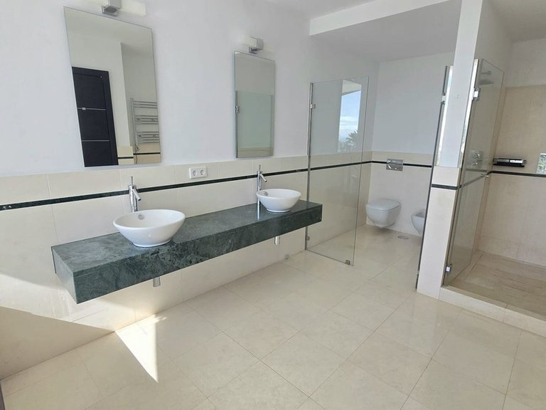 Villa for Sale in The Golden Mile, Malaga 12