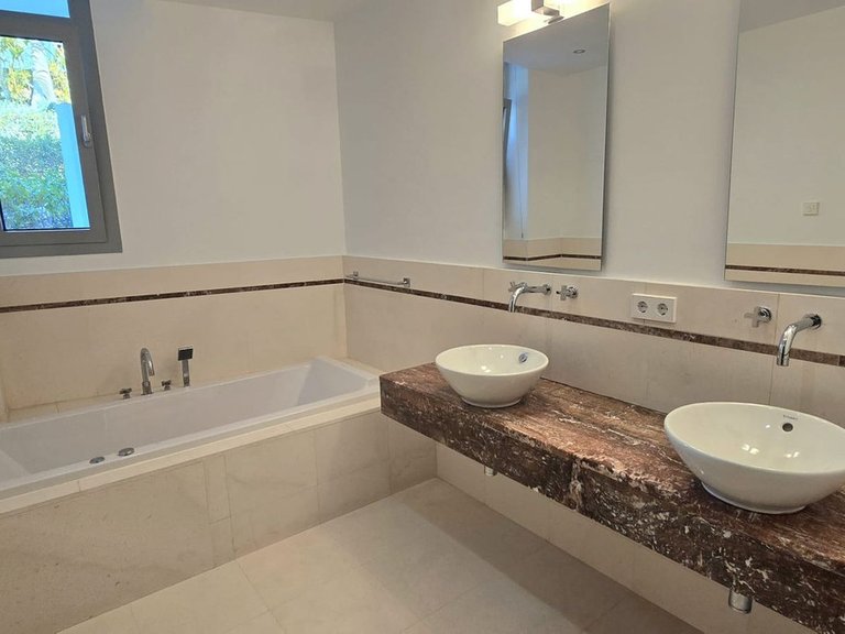 Villa for Sale in The Golden Mile, Malaga 19