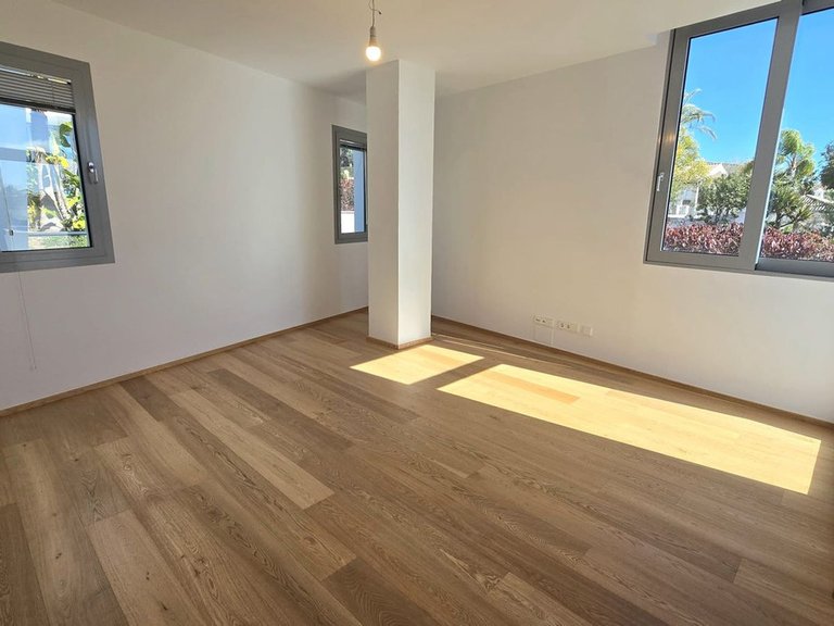 Villa for Sale in The Golden Mile, Malaga 21