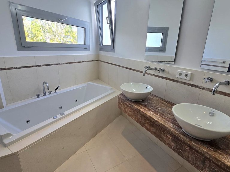 Villa for Sale in The Golden Mile, Malaga 25