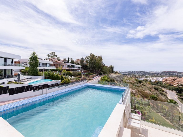 Apartment for Sale in Nueva Andalucía, Malaga 1