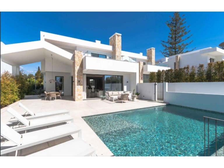 Villa for Sale in San Pedro De Alcántara, Malaga 1