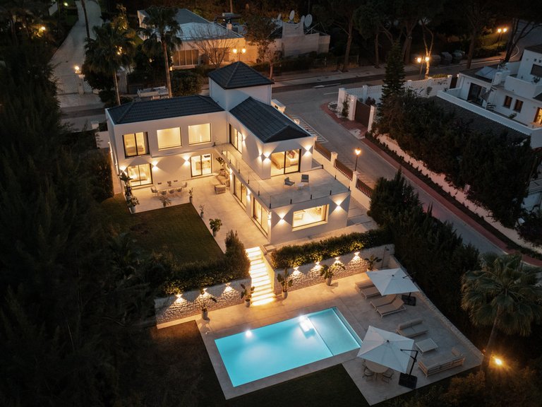 Villa for Sale in Las Brisas, Malaga 1