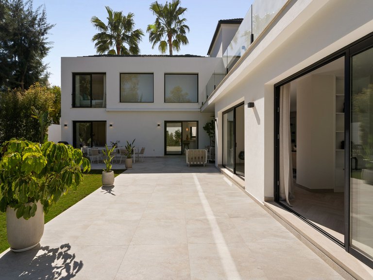 Villa for Sale in Las Brisas, Malaga 10