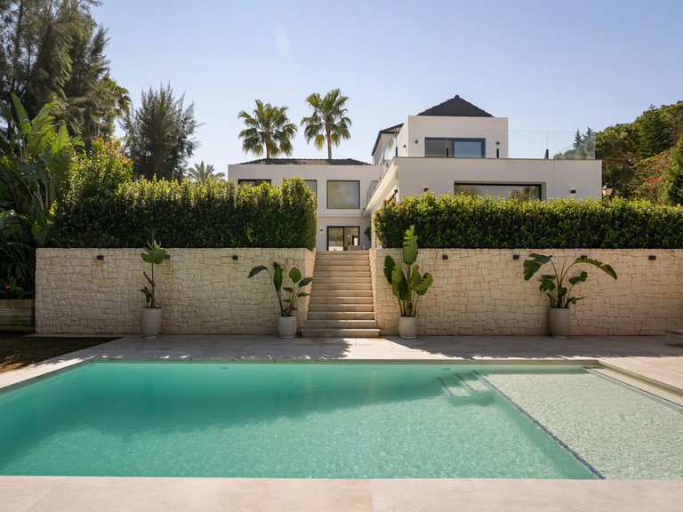 Villa for Sale in Las Brisas, Malaga 11
