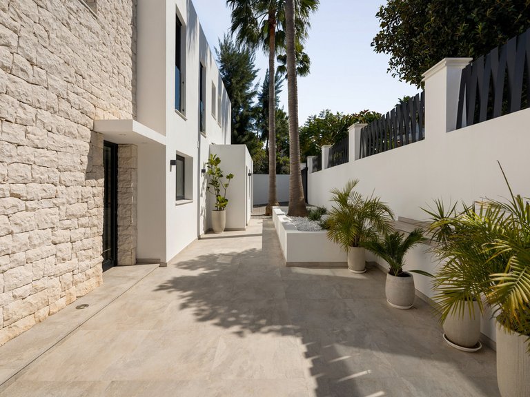 Villa for Sale in Las Brisas, Malaga 7