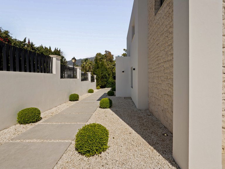 Villa for Sale in Las Brisas, Malaga 8