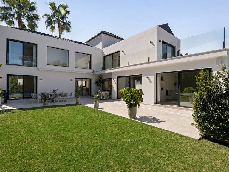 Villa for Sale in Las Brisas, Malaga 9