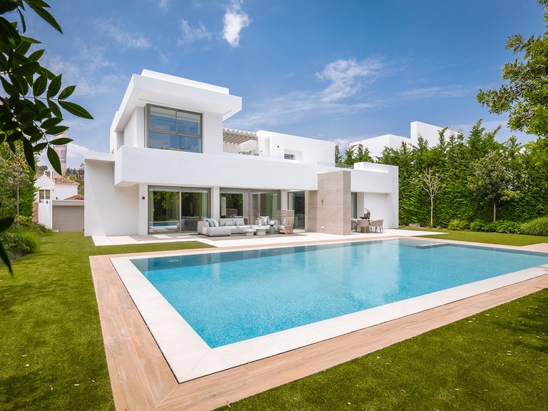 Villa for Sale in Costa del Sol El Paraiso, Malaga 1