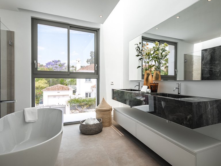 Villa for Sale in Costa del Sol El Paraiso, Malaga 18