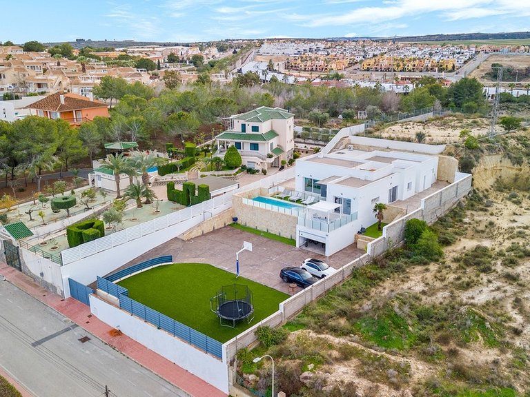 Villa for Sale in Algorfa, Alicante 2