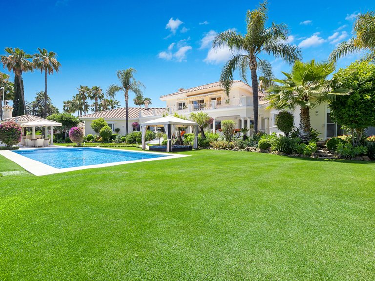Villa for Sale in Nueva Andalucía, Malaga 4