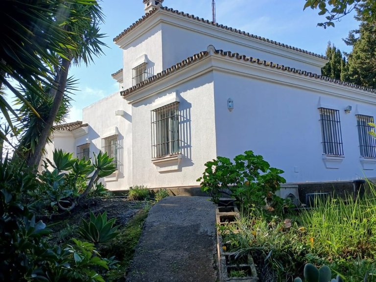 Villa for Sale in Pueblo Nuevo De Guadiaro, Cadiz 1