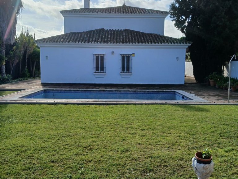 Villa for Sale in Pueblo Nuevo De Guadiaro, Cadiz 9