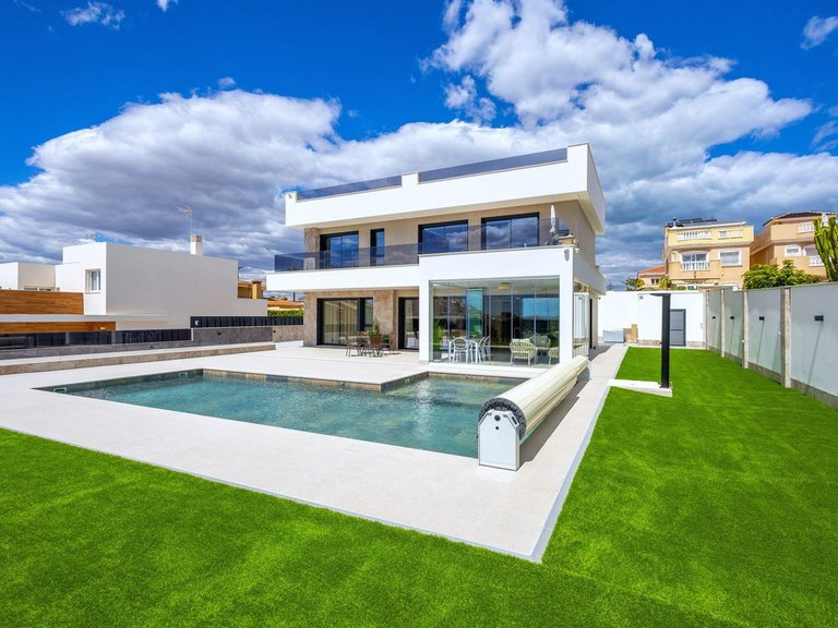 Villa for Sale in Torrevieja, Alicante 1