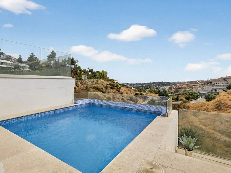 Apartment for Sale in Nueva Andalucía, Malaga 1