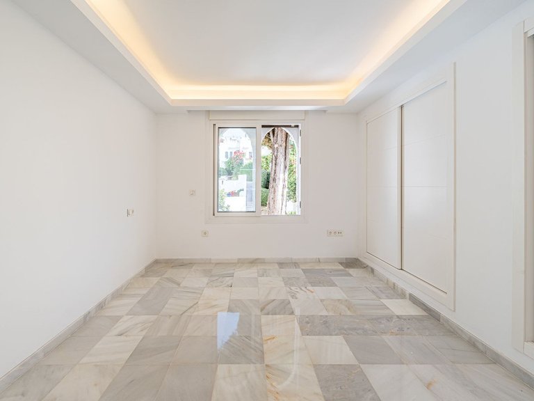 Villa for Sale in Nueva Andalucía, Malaga 25