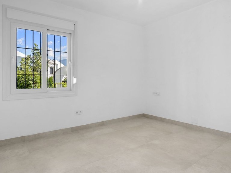 Apartment for Sale in Nueva Andalucía, Malaga 15
