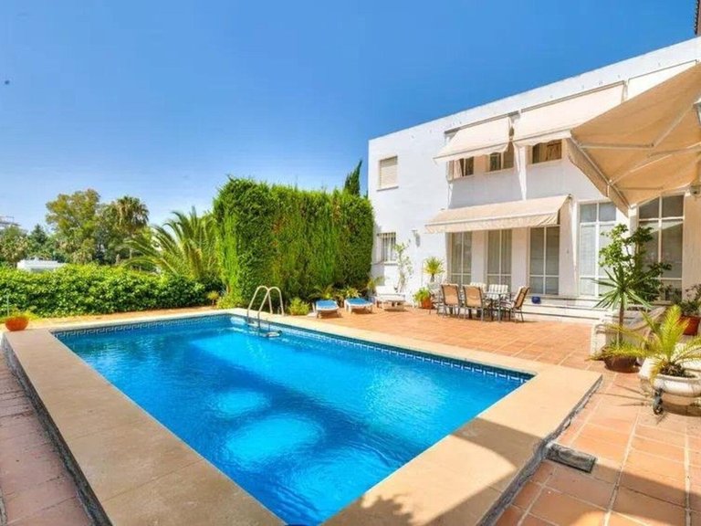 Villa for Sale in Nueva Andalucía, Malaga 1