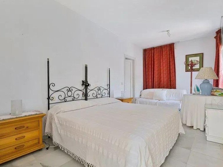 Villa for Sale in Nueva Andalucía, Malaga 14