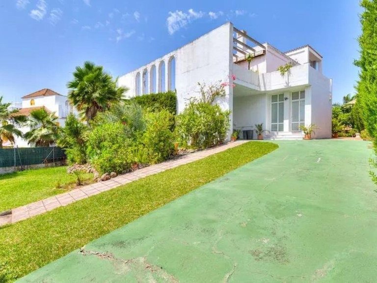 Villa for Sale in Nueva Andalucía, Malaga 6