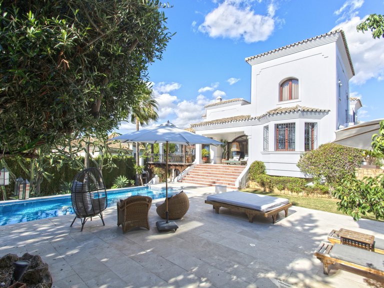 Villa for Sale in Nueva Andalucía, Malaga 1