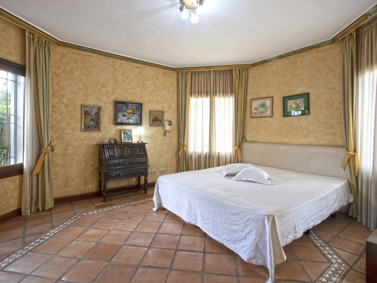 Villa for Sale in Nueva Andalucía, Malaga 9