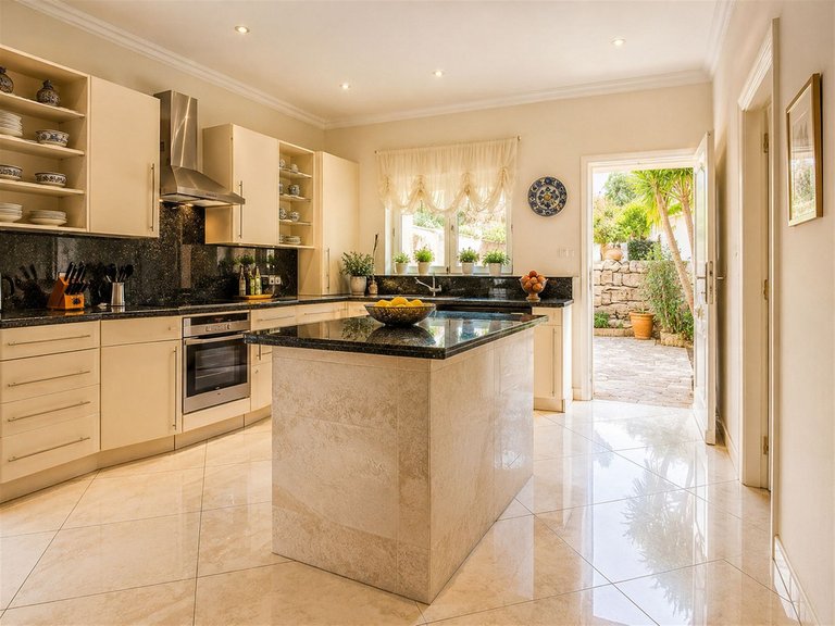 Villa for Sale in Costa del Sol Hacienda Las Chapas, Malaga 14