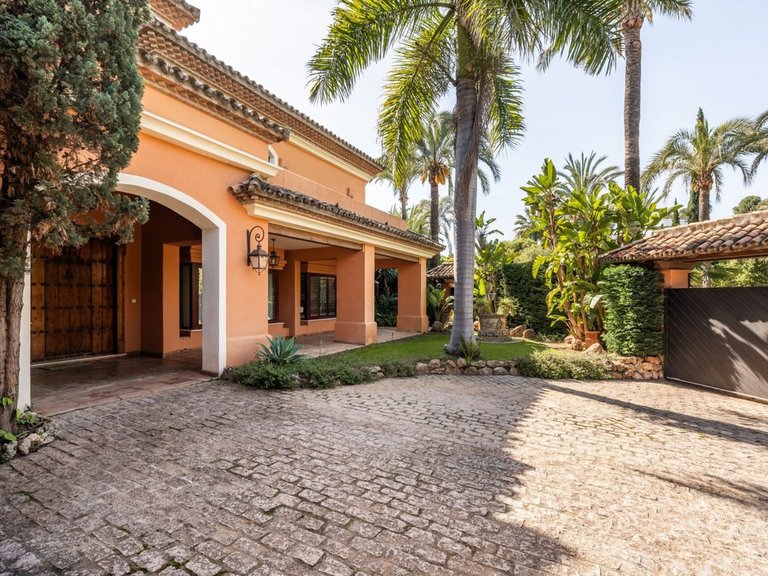 Villa for Sale in Marbella, Malaga 9