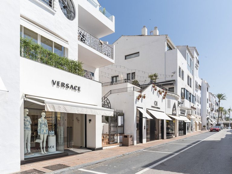 Apartment for Sale in Puerto Banús, Malaga 1