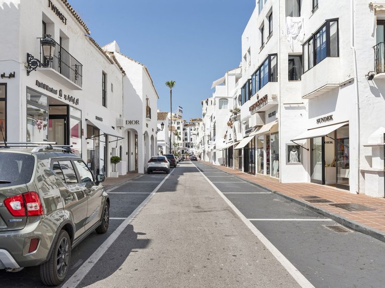 Apartment for Sale in Puerto Banús, Malaga 20