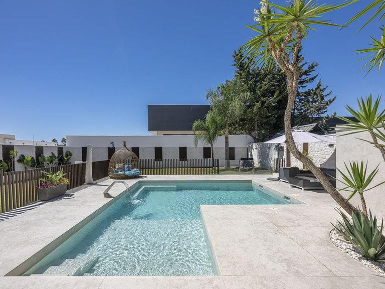 Villa for Sale in New Golden Mile, Malaga 1