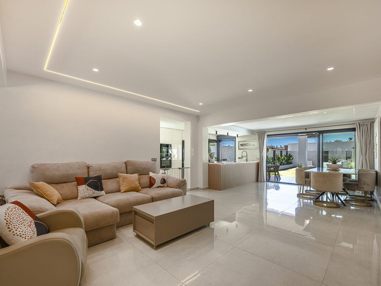Villa for Sale in New Golden Mile, Malaga 10