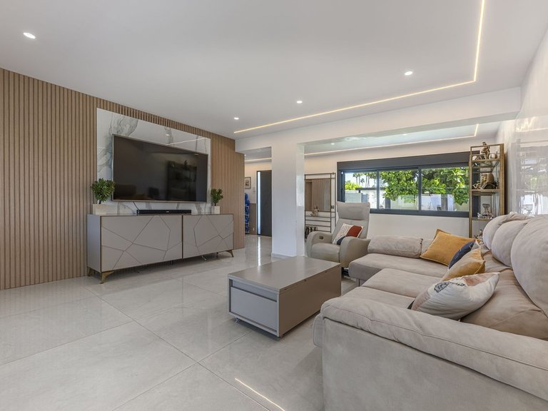Villa for Sale in New Golden Mile, Malaga 11