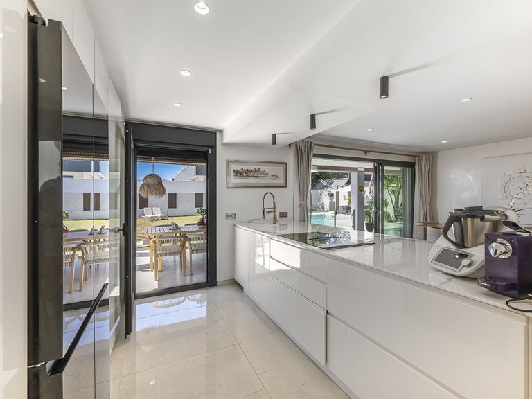 Villa for Sale in New Golden Mile, Malaga 15