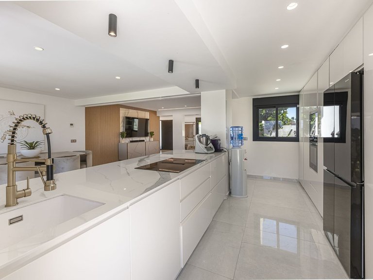 Villa for Sale in New Golden Mile, Malaga 16