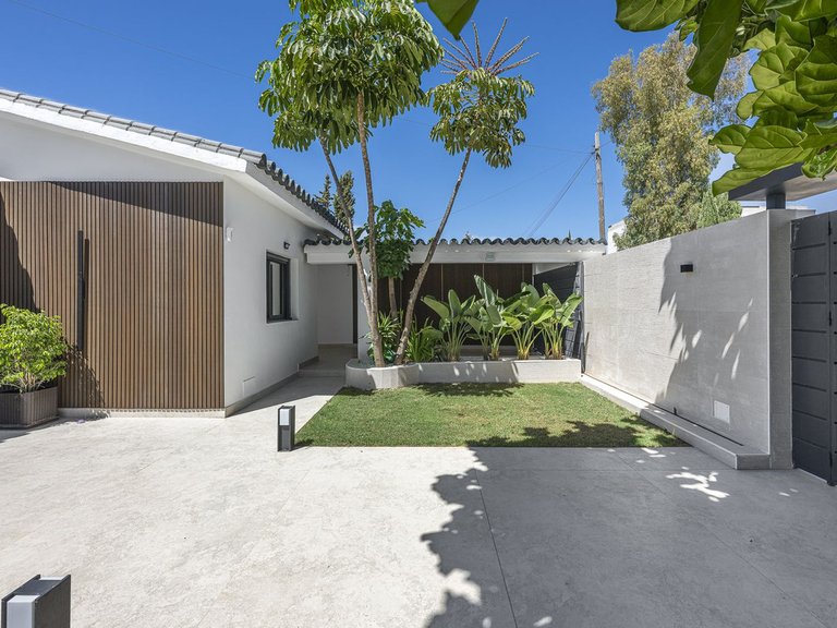 Villa for Sale in New Golden Mile, Malaga 3