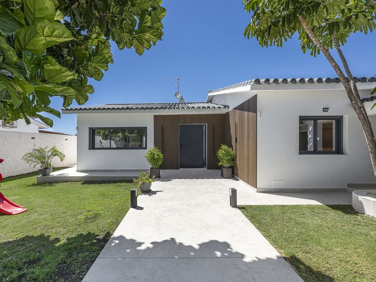 Villa for Sale in New Golden Mile, Malaga 4