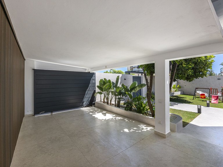 Villa for Sale in New Golden Mile, Malaga 8