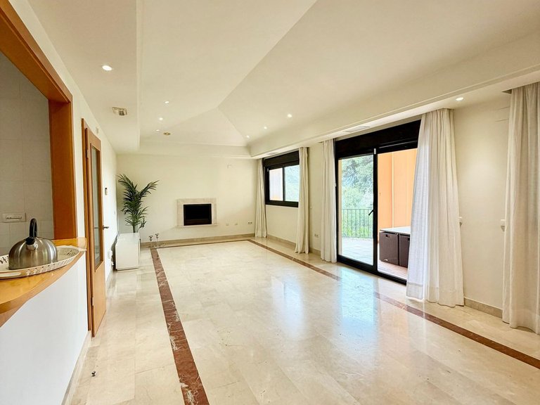 Apartment for Sale in Puerto Banús, Malaga 2