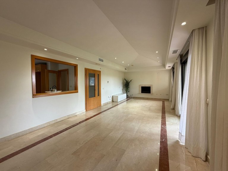 Apartment for Sale in Puerto Banús, Malaga 4