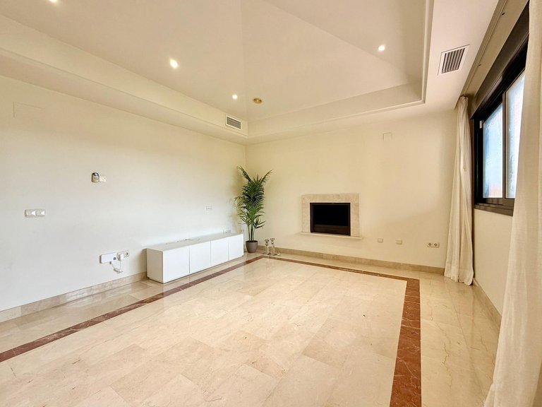Apartment for Sale in Puerto Banús, Malaga 8